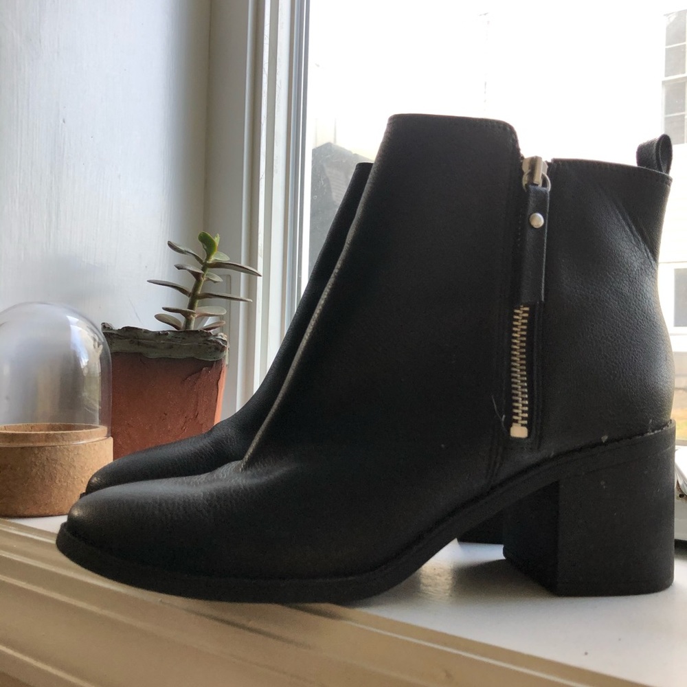 Black zip up ankle booties💋💋
